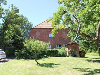 Großer Garten mit Bäumen