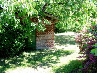Großer Garten mit Bäumen
