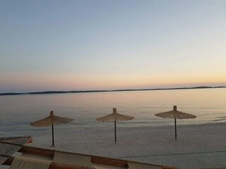 Strand einige km vom Ferienhaus mit viele Beach-bars.