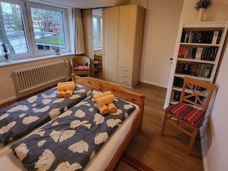 Das gereumige Schlafzimmer mit großem Spiegelschrank.