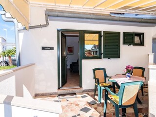 überdachter Terrassenbereich mit Eingang