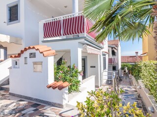 Zugang zum Garten und Grillkamin