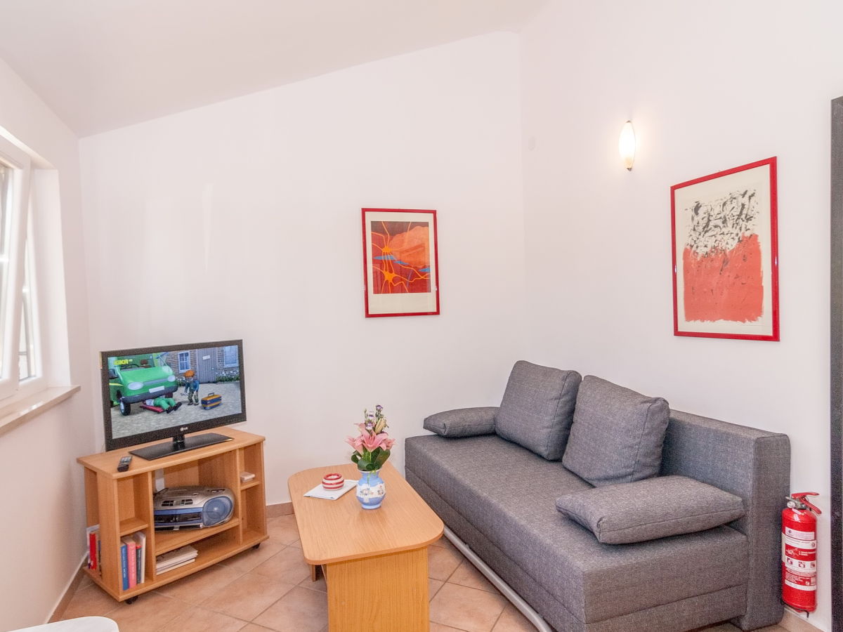 Livingroom with functional Couch and Sat-TV