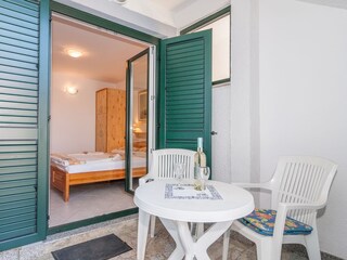 kleine überdachte Terrasse vor dem Elternschlafzimmer