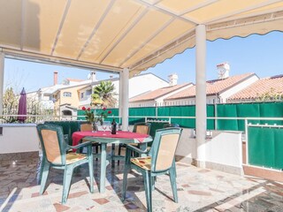 überdachte Terrassensitzgruppe der Fewo