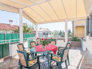 überdachte Terrasse mit direktem Zugang zum Garten