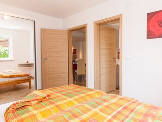 Schlafzimmer 1 mit direktem Zugang zu Bad 1