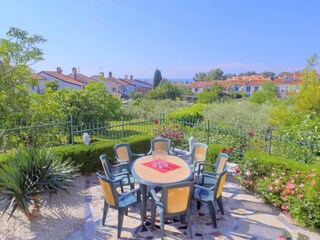Terrassensitzgruppe im Garten mit Meerblick