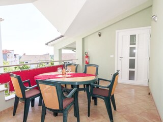 Balkonsitzgruppe und Eingangsbereich der Fewo Puccini