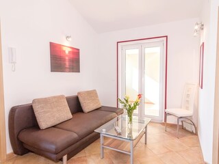 Funktionssofa und Ausgang zur Loggia