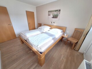 Schlafzimmer mit Doppelbett und separatem Kleiderraum
