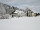 dahinter unser Bauernhaus