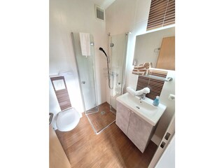 Separates Bad zum großen Schlafzimmer