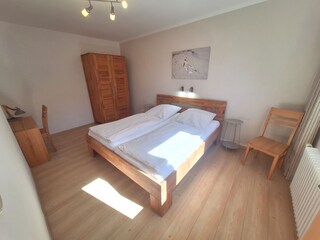 Schlafzimmer mit Doppelbett