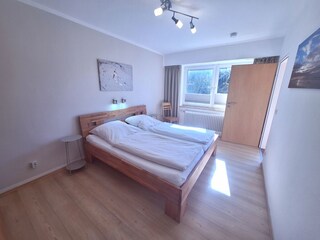 Schlafzimmer mit Doppelbett