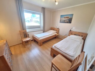 Schlafzimmer mit zwei Einzelbetten
