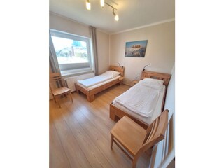Schlafzimmer mit zwei Einzelbetten