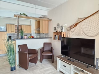 Sicht auf Küche und TV mit 2 zusätzliche Sessel