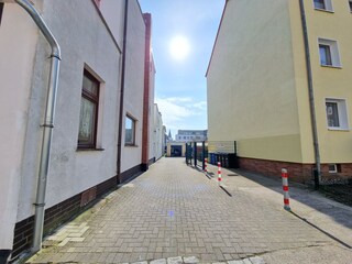 Einfahrt zur Garage im Hinterhof