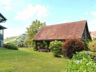 Der Stadl mit der Weinlaube im Garten