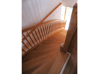 Die Eichentreppe führt vom Wohnbereich zur Terrasse