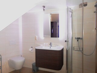 Badezimmer mit Dusche