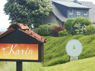 Der Weg zum Frauenberg führt am Hof entlang