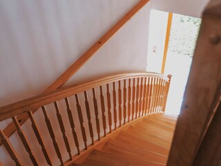 Von der Terrasse führt die Treppe in den Wohnbereich