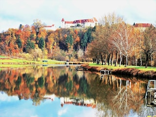 Das Schloss Seggau und der Sulmsee in der Umgebung