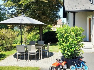 Die Sonnenterrasse beim Eingangsbereich