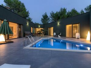 Villa Sandra met privaat zwembad, 900m van het strand