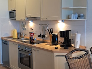 Küchenzeile mit Microwelle, Geschirrspüler, Ceranfeld