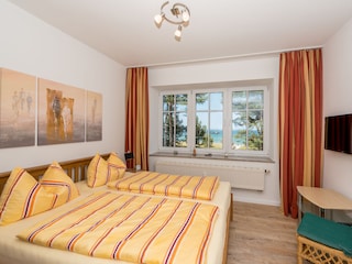 Schlafzimmer mit Meerblick und 2. TV