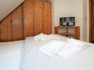 gemütliches Doppelbett mit TV