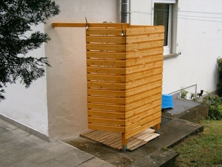 Gartendusche mit Warm- und Kaltwasser aus dem Haus