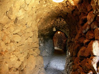 Natursteintunnel zur Terrasse der Casa Cora