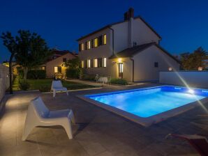 Villa Valbandon mit privatem Pool, Strand 300m - Valbandon - image1