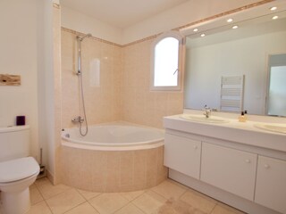 Large bathroom with all appliances