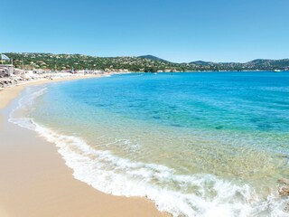 There are various sandy and rocket beaches