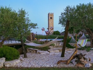 Garten am Abend bei Dämmerung