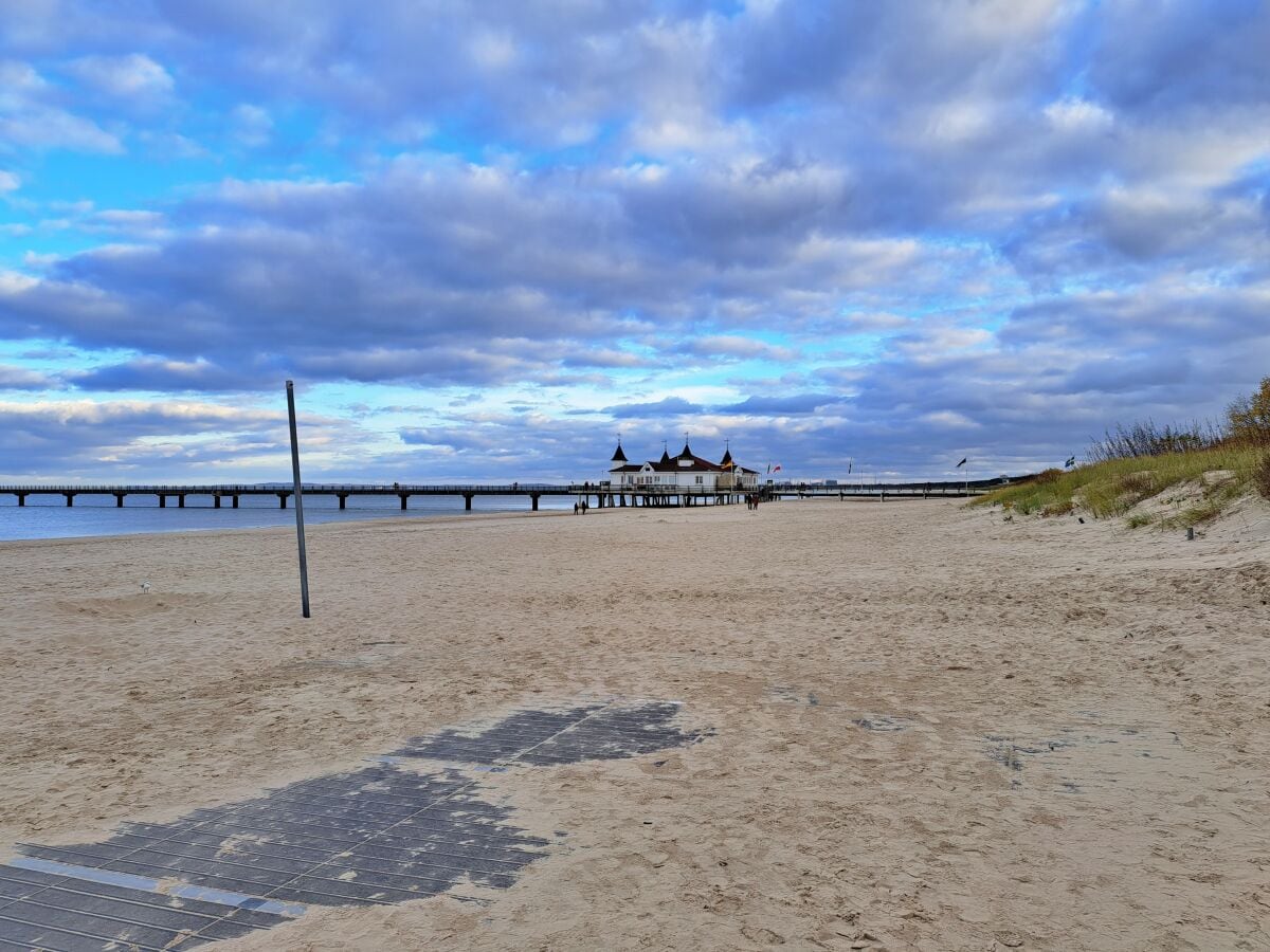 Seebrücke Ahlbeck mit Restaurant und Schiffsanlegeplatz