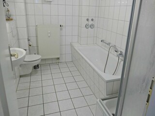 Badezimmer mit Dusche/Badewanne