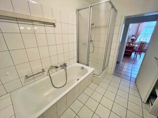 Badezimmer mit Dusche/Badewanne
