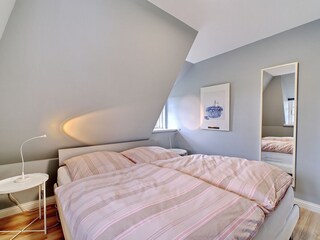 Großes Schlafzimmer im Dachgeschoß
