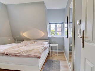 Großes Schlafzimmer im Dachgeschoß