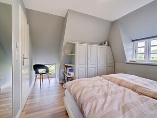 Großes Schlafzimmer im Dachgeschoß