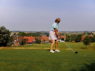 Der Golfplatz mit Wulfen im Hintergrund