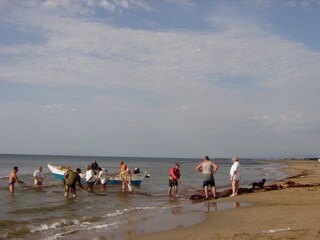 im Herbst: Fischer am Strand