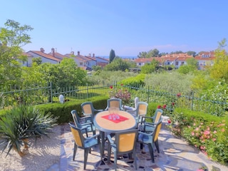 Terrassensitzgruppe im Garten mit Meerblick