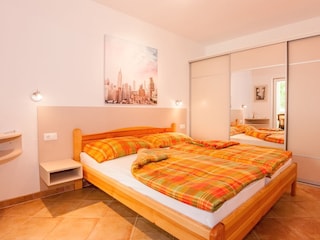Schlafzimmer 1 mit Doppelbett